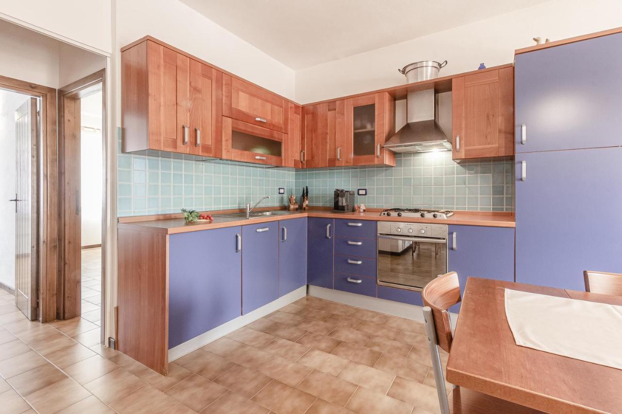 Ferienwohnung Relax Family House Al Mare Isola Rossa Exterior foto